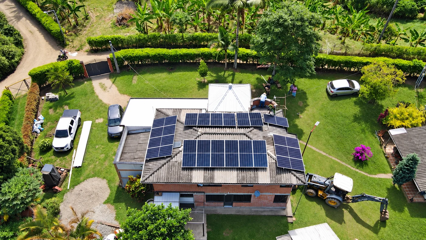 Sistema Solar Fotovoltaico Rural — Manizales, Zona rural de Manizales, Caldas — versión retocada con IA