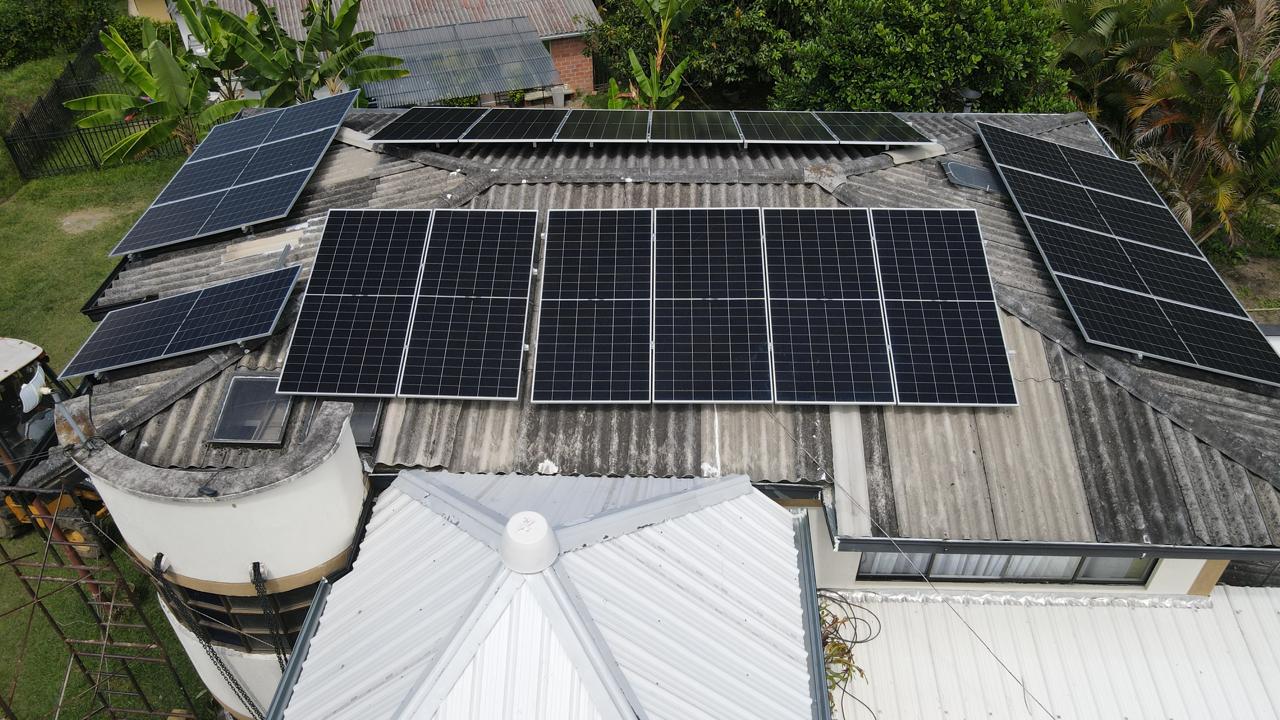 Módulos solares instalados en cubierta