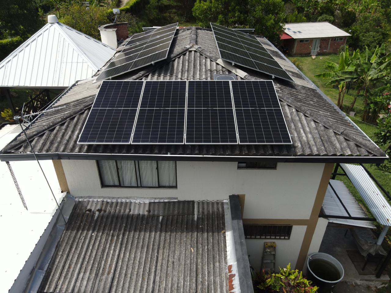 Detalle del sistema fotovoltaico terminado