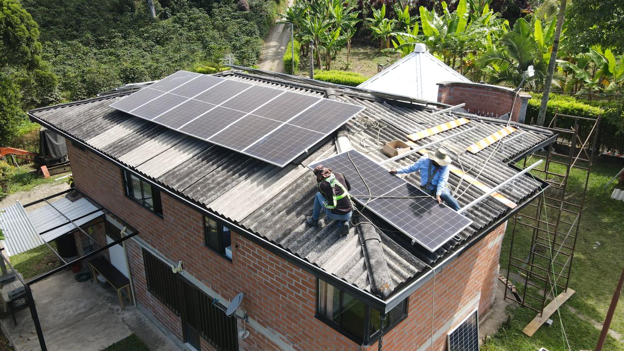 Equipo trabajando en instalación solar rural
